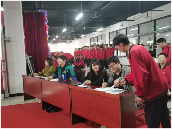 22担任“激情励志”合唱比赛评委.png