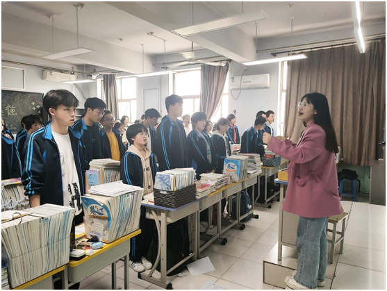 3顶岗实习期间指挥学生合唱《我的我的祖国》.png