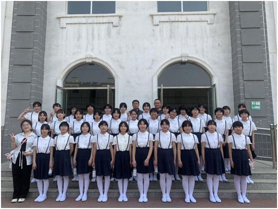 21带领合唱团成员到校外演出.png
