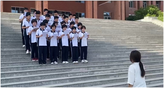 19指挥学生排练合唱.png